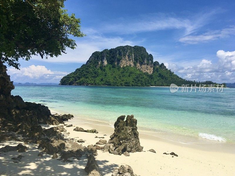 Ko Hong(เกาะห้อง)是泰国南部安达曼海中的一个小岛。它是甲米省的一个旅游目的地。